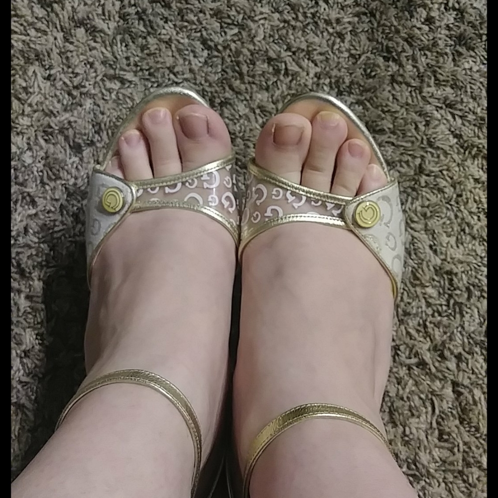#93. Guess heels. 4inch. Size: 8.5 - Picture 2 of 8